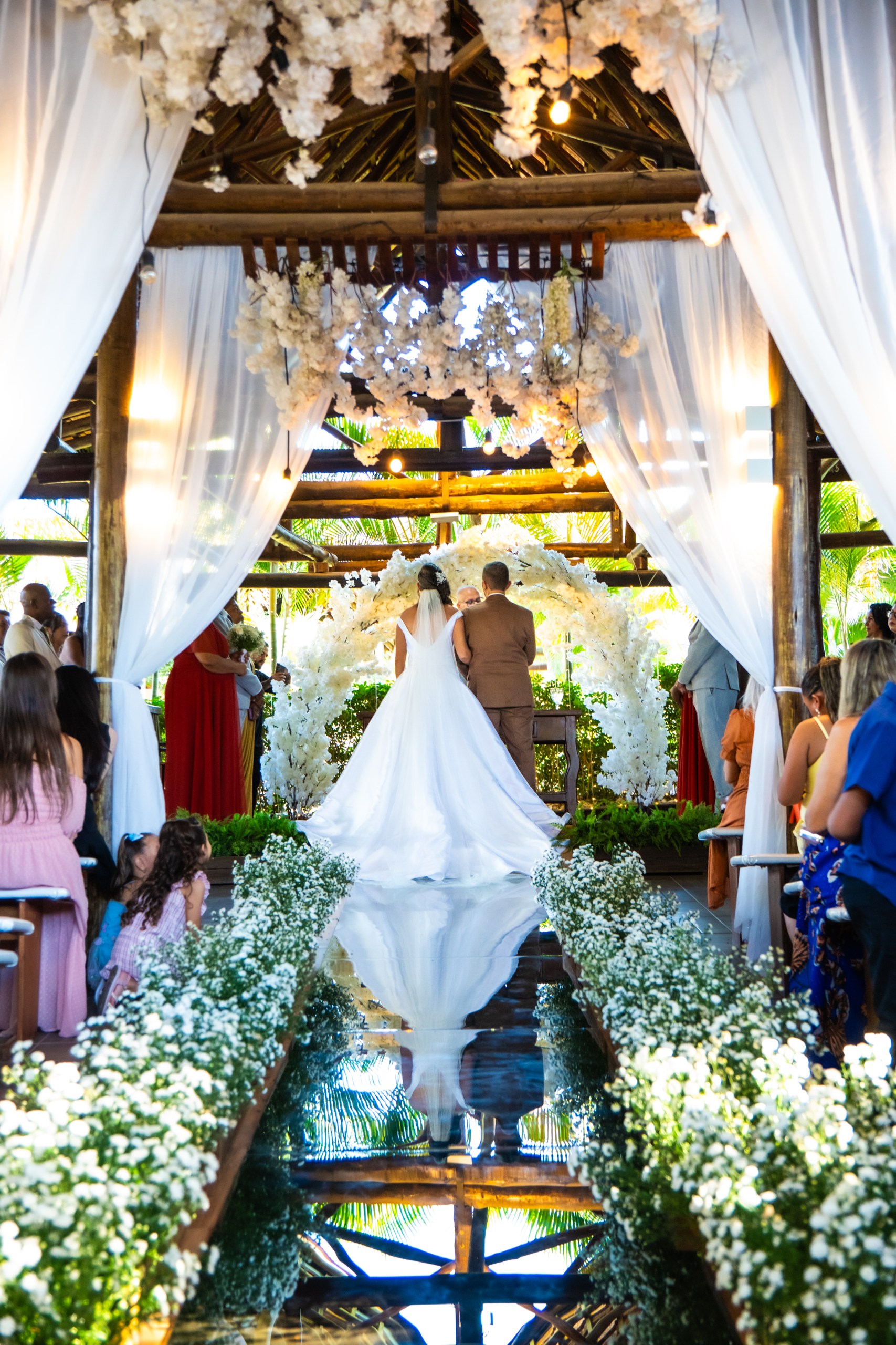 Noivos em casamento completo
